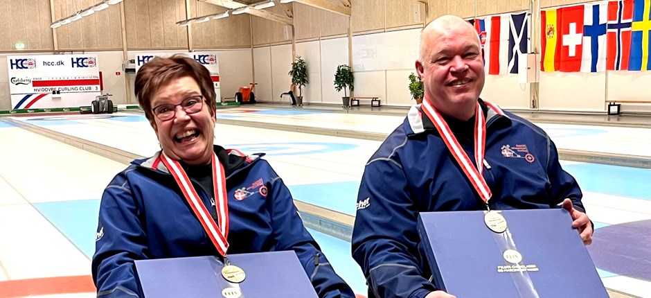 De nykårede danmarksmestre i mixed double, Sussie Nielsen og Kenneth Ørbæk fra Tårnby Curling Club.