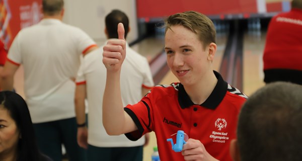 Parasport Danmark og DBwF vil have flere børn og unge med handicap eller særlige behov i gang med at dyrke bowling. På billedet er det partner Emil Rasch ved Special Olympics World Games i Abu Dhabi 2019. Foto: Parasport Danmark
