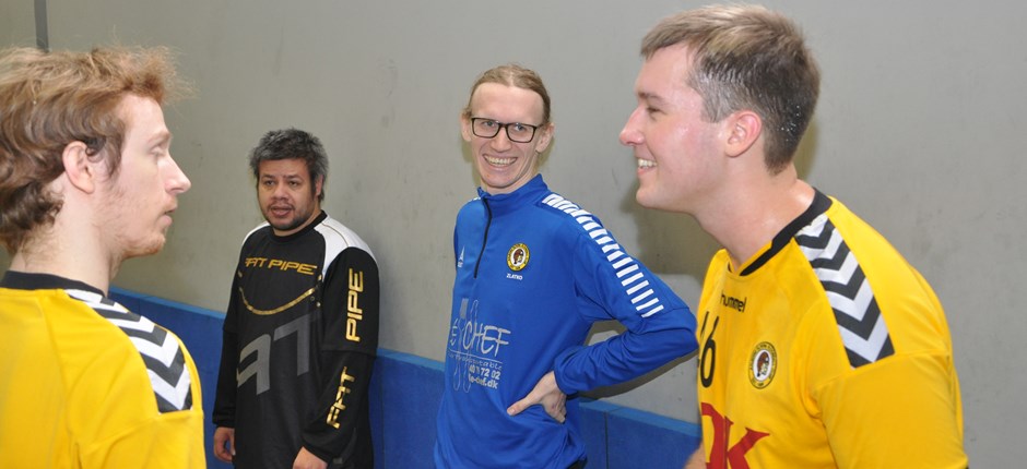 Jonathan Zacho Bruun (i blå trøje) elsker at træne spillerne i I.H. Aalborg.