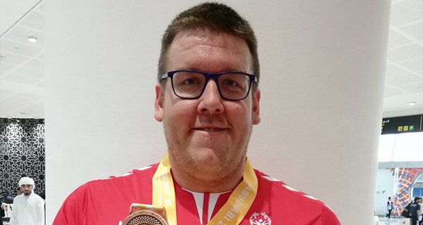 Kenni Børgil Wejlgaard Olesen var både klubspiller, klubtræner og landsholdsspiller i håndbold for spillere med udviklingshandicap og særlige behov. Her ses han ved World Games i Abu Dhabi i 2019.