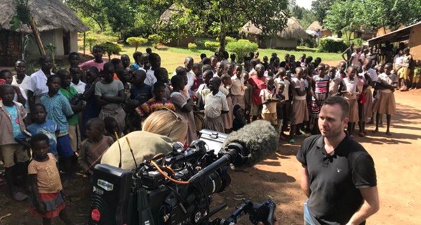 Peter Rosenmeier og TV-holdet fra Danmarks Radio får stor opmærksomhed fra byens borgere i en lille landsby i Uganda