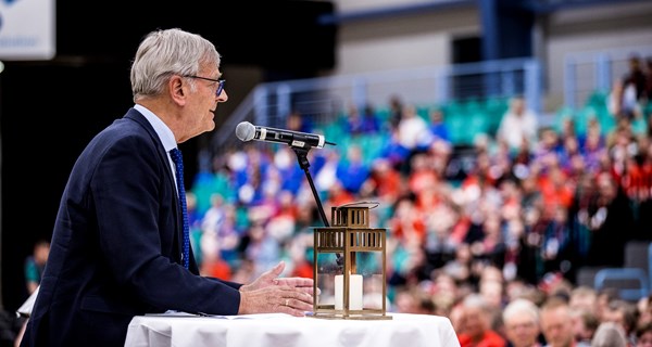 Ved Special Olympics Idrætsfestivalen i Kolding i 2022 blev festivalflammen overleveret i en lanterne med et stearinlys, som her ses ved siden af Koldings borgmester, Knud Erik Langhoff under åbningsceremonien. Designbyen Kolding påtog sig opgaven med at designe en rigtig fakkel til idrætsfestivalen, der kan bruges fremover. Den afsløres i Sydbank Arena i Kolding den 3. april. Foto: Lasse Lagoni.