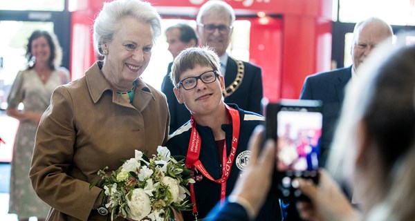 Flere af deltagerne fik et billede med H.K.H. Prinsesse Benedikte, der velvilligt stillede op under sit besøg ved Special Olympics Idrætsfestival i Kolding. Foto: Lasse Lagoni.