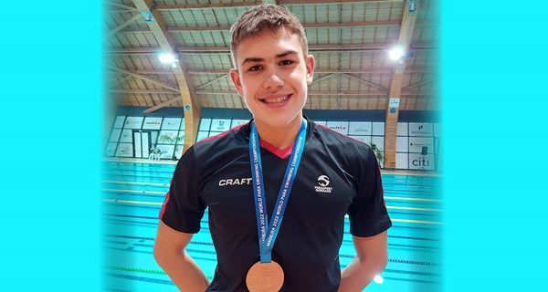 Alexander Hillhouse med VM-bronzemedaljen om halsen