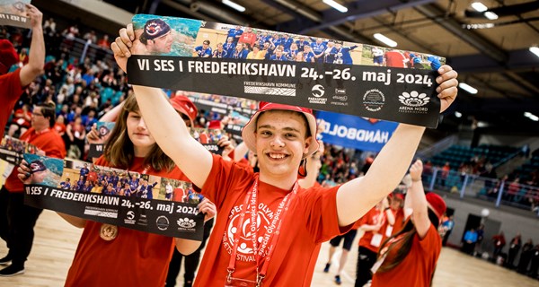 Ved afslutningsceremonien under Special Olympics Idrætsfestival 2022 i Kolding blev stafetten givet videre til Frederikshavn Kommune, der nu er klar til at tage imod deltagerne i dagene 24.-26. maj 2024. Foto: Lasse Lagoni.
