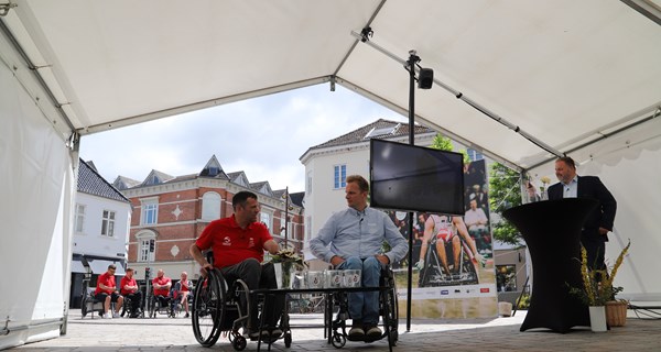 Landstræner Jason Regier (tv.), eventansvarlig Torben Nygaard (i midten) og 1. Viceborgmester i Vejle Dan Arnløv Jørgensen tog sig af lodtrækningen til VM i kørestolsrugby.