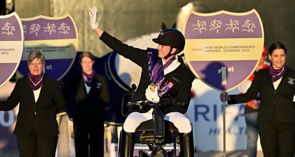 Tobias Thorning Jørgensen på medaljeskamlen. Foto: Lars Møller.