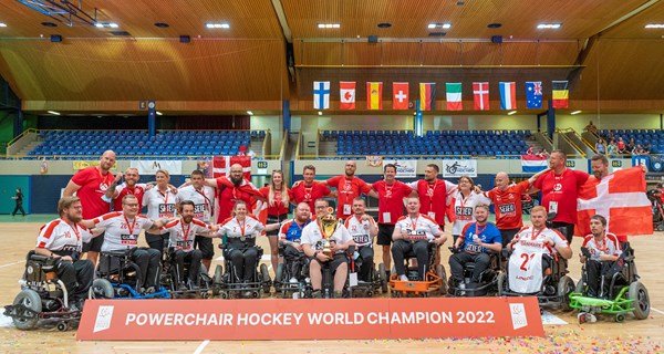 Det danske landshold i Powerchair Floorball med VM-guldet i Schweiz.