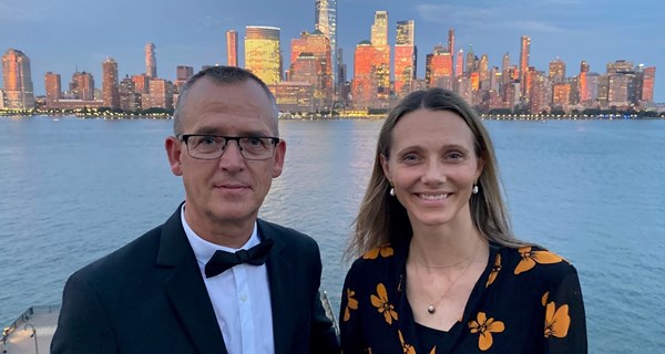 Med Manhattans skyline i baggrunden blev Lisa Kjær Gjessing og Bjarne Johansen hædret for deres optagelse i