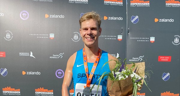 Christian Lykkeby Olsen smiler stort efter at have sat verdensrekord i T46-klassen.