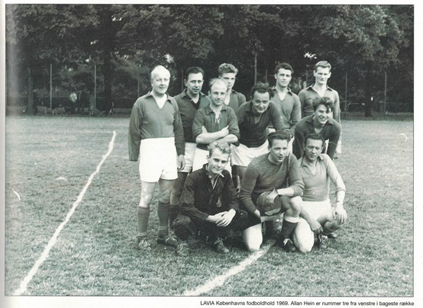 Allan Hein var ikke kun organisator. I 1969, hvor fotografiet her et taget, deltog han som en af to spillere uden et handicap på Lavia Københavns udmærkede fodboldhold, der spillede i almenturneringer. Allan er nummer tre fra venstre i bagerste række.