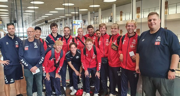 De danske landsholdsspillere i lufthavnen i Kastrup inden afrejsen til Sardinien.