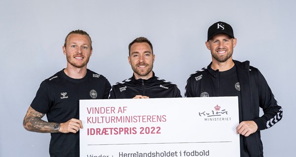 Foto: Kjær, Schmeichel og Eriksen med checken. Foto: Fodboldbilleder.dk