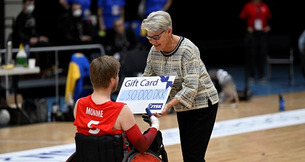 Kristine Brunsborg overrækker JYSK's Bring Dedication-legat til Kaare Momme Nielsen. Foto: Lars Møller for Parasport Danmark.