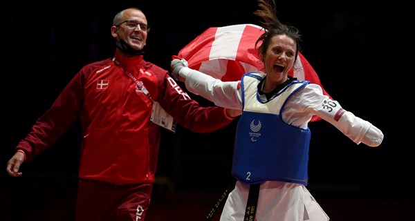 Lisa Kjær Gjessing og Bjarne Johansen fejrer PL-guldmedaljen i Tokyo 2020. Foto: Lars Møller