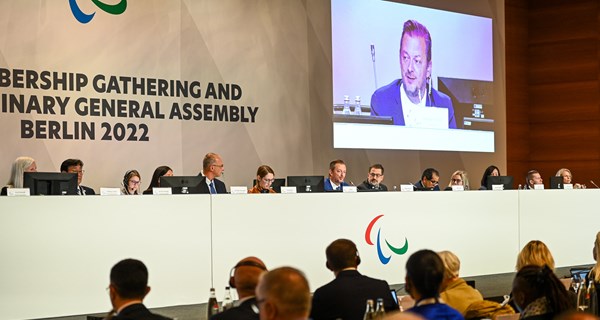 IPC's bestyrelse med præsident Andrew Parsons i spidsen på den ekstraordinære generalforsamling den 16. november 2022. Næstyderst til højre ses Parasport Danmarks formand, John Petersson, der er medlem af IPC's bestyrelse. Foto: Ralf Kuckuck, IPC.