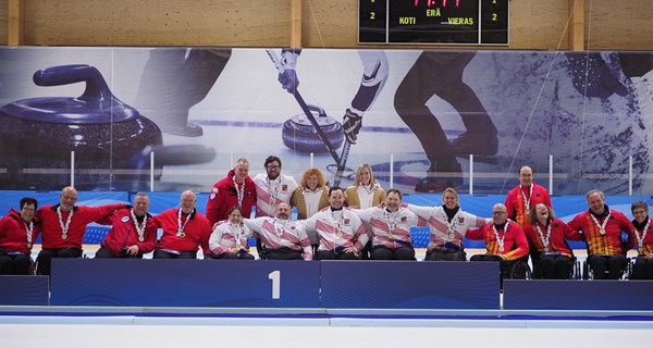 Det danske landshold (tv.) vandt sølv ved B-VM i kørestolscurling i Finland. Foto: Hellen Koskinen