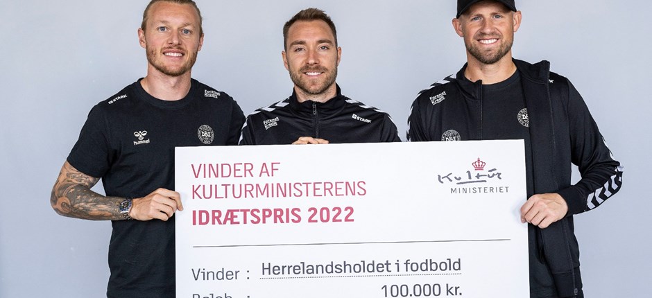 Simon Kjær, Christian Eriksen og Kasper Schmeichel med checken, som gives videre til projektet 'En del af holdet'.