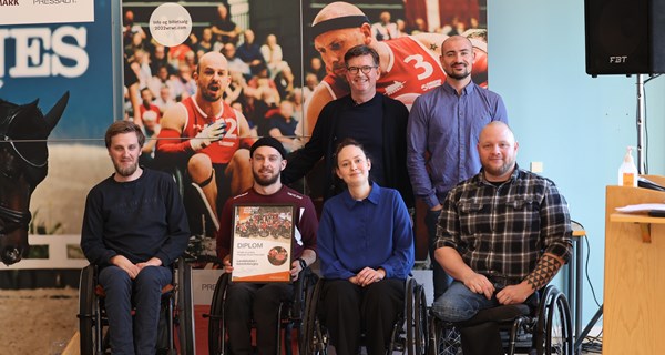 Det danske landshold i kørestolsrugby vinder Pressalit Årets Para-atlet 2022. Til kåringen var holdet repræsenteret ved fem spillere. Forrest fra venstre: Kaare Momme Nielsen, Mikkel Schöttel, Sofie Skoubo, Mark Peters. Bagerst fra venstre: Direktør i Pressalit, Dan Boyter, og Sebastian Frederiksen.