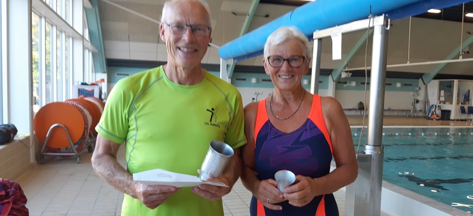 Birthe Stormark i sit naturlige element i svømmehallen sammen med hendes mand Dag, der også er svømmeinstruktør i Parasport Aalborg.  