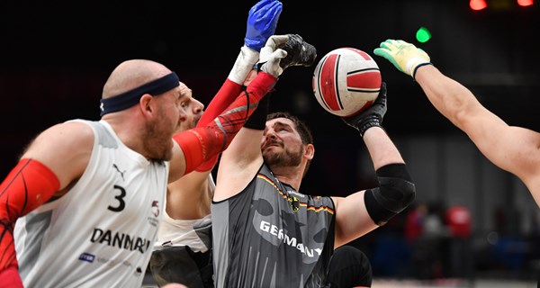 Det danske landshold i kørestolsrugby håber på at kunne spille med om medaljerne ved EM i Cardiff fra den 3.-7. maj. Her er Danmark i kamp mod Tyskland ved EM i 2022, hvor det blev til dansk bronze. Foto: Laurent Bagnis.