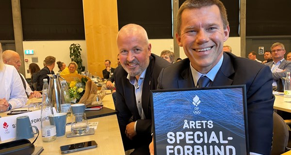 Formand John Petersson og direktør Ivan Løvstrup med det synlige bevis på anerkendelsen. Foto: Jacob Andersen/DIF