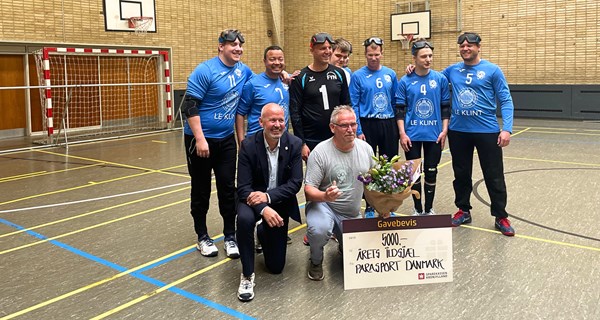 Leif Torstensen blev fejret af spillere og trænere i Goalball Klub Odense og Parasport Danmarks direktør Ivan Løvstrup.
