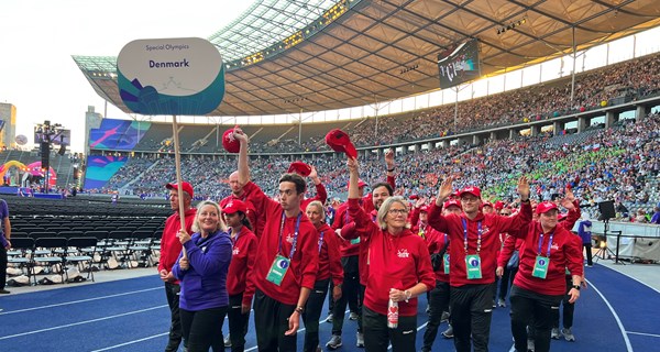 Den danske delegation vinker op mod de 50.000 tilskuere på det olympiske stadion i Berlin.