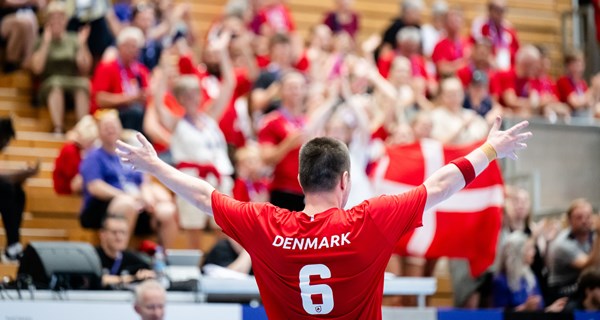 Det danske herrehåndboldhold vandt guld ved Special Olympics World Games i Berlin. Her fejrer Stefan Nielsen fra Nørresundby en sejr med de mange medrejsende danskere.