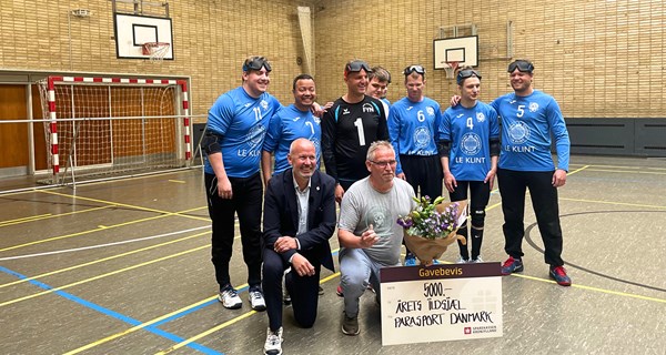 Ved tildelingen af Ildsjæleprisen 2023 blev Leif Torstensen fejret af spillere og trænere i Goalball Klub Odense samt Parasport Danmarks direktør Ivan Løvstrup.