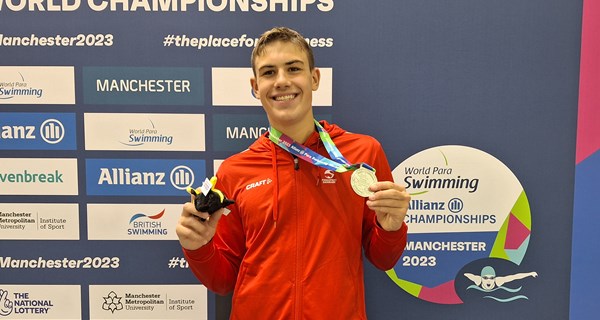 Alexander Hillhouse med sølvmedaljen.
