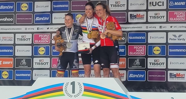Emma Lund (til højre) vandt onsdag sin første VM-medalje i enkelstartsdisciplinen. Foto: ParacyclingTeamDenmark