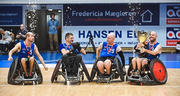 Parasport Frederiksberg Falcons Blue med DM-pokalen i kørestolsrugby. Foto: Jaroslaw Knapek