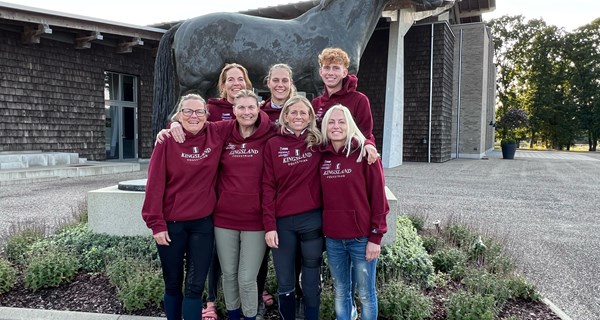 Den danske EM-trup er samlet på Blue Hors inden afrejsen til Tyskland. Bagerst fra venstre: Landstræner Astrid Gemal, Nicole Johnsen og Tobias Thorning Jørgensen. Forrest fra venstre: Pia Wulff Jelstrup, Renee Igelski, Line Thorning Jørgensen og team manager Anette Bruun Jensen.