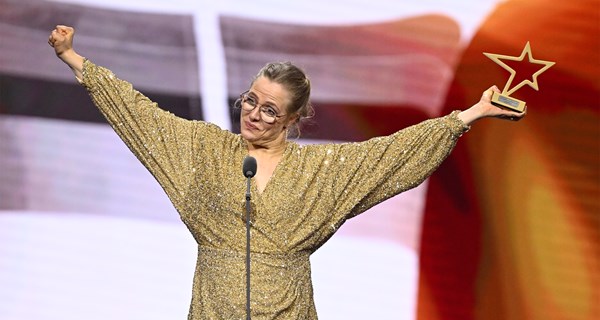 Emma Lund på scenen ved Sport 2023. Foto: Lars Møller.