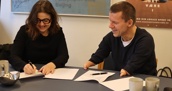 Parasport Danmarks formand John Petersson og Annette Spanggaard, Public Affairs-, Kommunikations- og CSR-direktør for Coca-Cola i Danmark, underskriver samarbejdsaftalen hos Parasport Danmark i Brøndby.