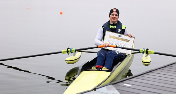 Karina Lauridsen fik overrakt JYSK's Bring Dedication-legat efter en træning på Furesøen.