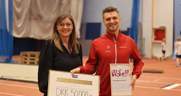 Communications Director i JYSK, Åse Andersson, kunne overrække både JYSKs Bring Dedication-legat og det officielle bevis på PL-udtagelsen til Daniel Wagner. Foto: Parasport Danmark.