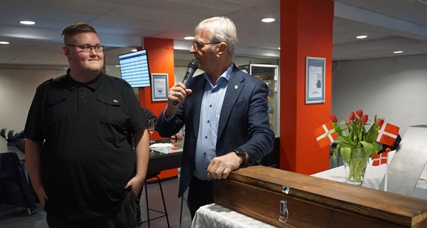 Koldings borgmester, Knud Erik Langhoff, med EUD-elev Christian Lerche Ebbesen, der har designet faklen. Foto: Parasport Danmark.