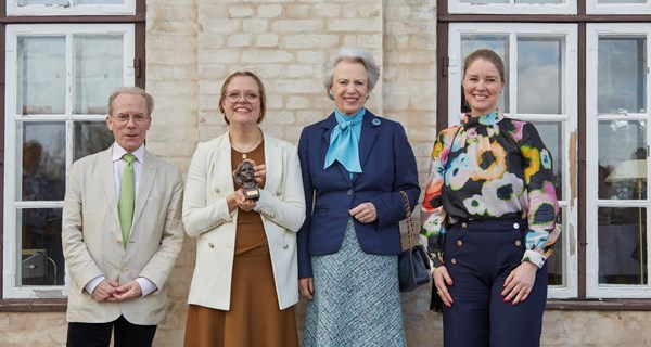 Emma Lund fik tildelt Helene Elsass Prisen 2024 ved en ceremoni den 10. april. Fra venstre ses formand for Elsass Fonden, Nick Elsass, Emma Lund, H.K.H. Prinsesse Benedikte samt formand for CP Danmark, Pia Allerslev.