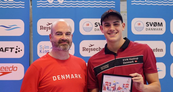 Alexander Hillhouse, der her ses med landstræner Brian Marshall, blev udtaget til de Paralympiske Lege under Danish Open lørdag den 13. april 2024. Vinder han en medalje i Paris, vil det være første gang nogensinde, at en dansk atlet med udviklingshandicap vinder en paralympisk medalje. Foto: Nguyen Tuan.