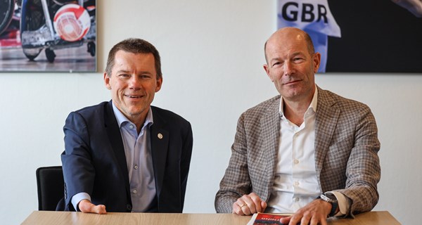 Formand for Parasport Danmark, John Petersson, og adm. direktør Henrik Holtegaard fra KV Fonden.
