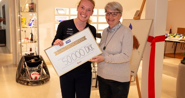 Katrine Kristensen fik overrakt JYSKs Bring Dedication-legat af Kristine Brunsborg ifm. indvielsen af en særudstilling om de Paralympiske Lege på JYSKs hovedkontor. Foto: Morten Møller Rehné