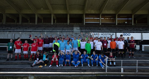 Fællesbillede af fodboldholdene. Foto: Niklas Thim