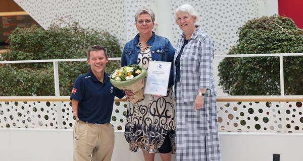 Prismodtager Pernille Sørensen flankeret af Parasport Danmarks formand John Petersson og Vanførefondens formand Pia Gjellerup.