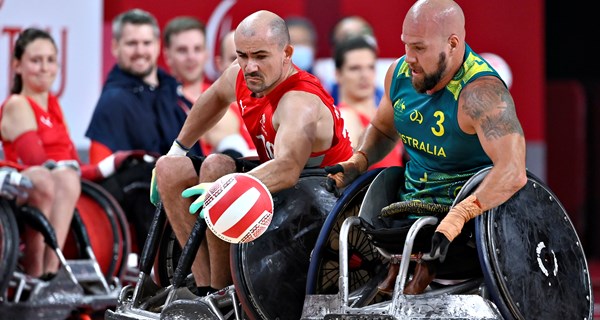 Sebastian Frederiksen i duel om bolden med Australiens Riley Batt under PL i Tokyo. Foto: Lars Møller