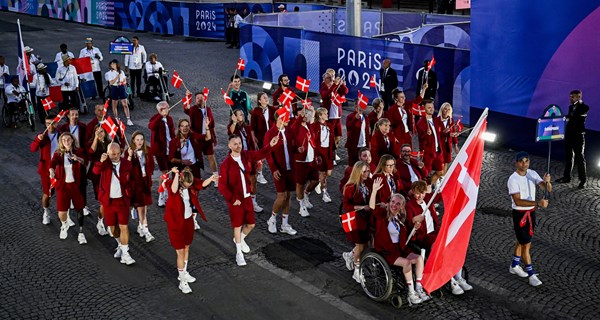Katrine Kristensen og Tobias Thorning Jørgensen fører Danmark rundt på Place de la Concorde. Foto: Lars Møller