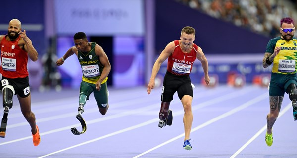 Daniel Wagner side om siden med Vinicius Goncalves Rodriguez fra Brasilien og Michael Mabote fra Sydafrika i en tæt 100 m finale. Foto: Lars Møller