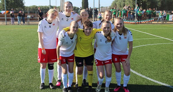 CP-kvindelandsholdet til VM i Spanien, lige inden deres første kamp mod Irland den 14. november.