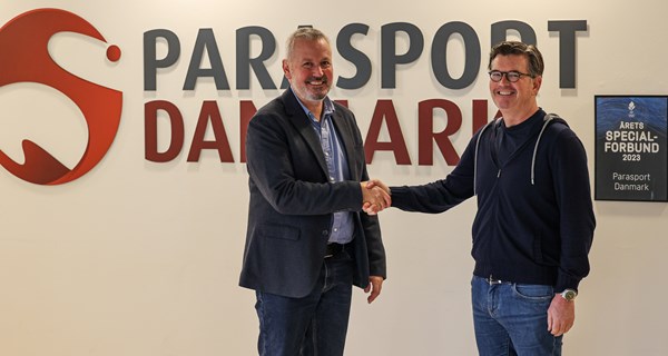 Parasport Danmarks direktør Ivan Løvstrup og Pressalits direktør Dan Boyter glæder sig over, at toppartneraftalen er forlænget til og med PL i LA 2028.